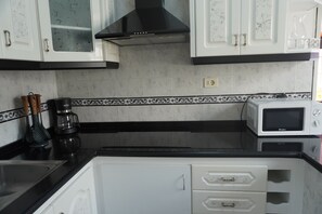 Køleskab, mikrobølgeovn, kaffe-/temaskine, brødrister