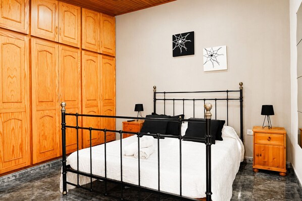 3 bedrooms, iron/ironing board, WiFi (free), bed sheets