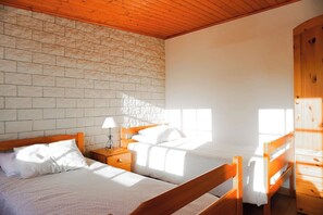 3 bedrooms, iron/ironing board, free WiFi, bed sheets
