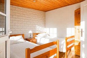 3 slaapkamers, een strijkplank/strijkijzer, gratis wifi, beddengoed