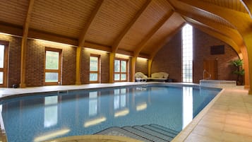 Una piscina cubierta