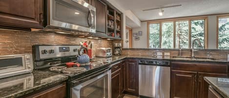 Condo, 3 Bedrooms | Private kitchen | Fridge, oven, coffee/tea maker, toaster