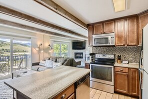 Condo, 3 habitaciones | Cocina privada | Refrigerador, horno, cafetera y tetera y tostadora