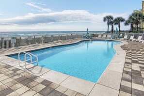 Utendørsbasseng og et oppvarmet basseng