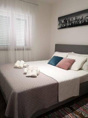 3 bedrooms, WiFi - Pool House Maro-family sized condo with Pool and table tennis (Nin)