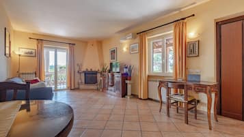 Smart-TV, Kamin, Bücher