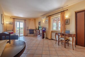 Smart TV, fireplace, books - Apartment with balcony in the Roman countryside (Spregamore)