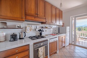Fridge, stovetop, coffee/tea maker, electric kettle - Apartment with balcony in the Roman countryside (Spregamore)