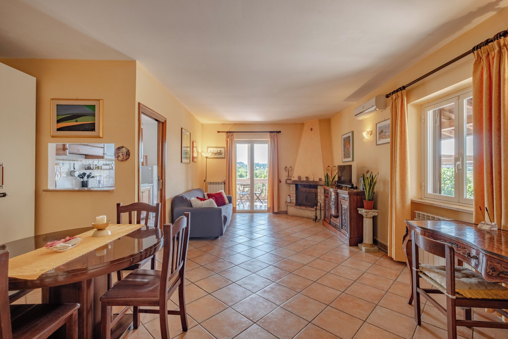 Smart TV, caminetto, libri