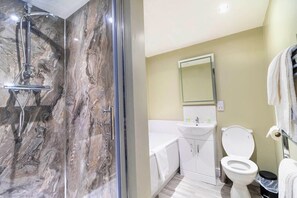 Superior Double Room | Bathroom