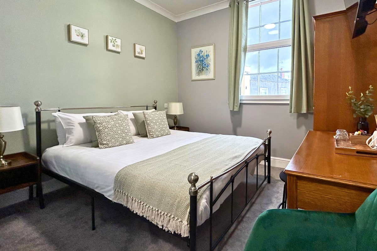 Double Room | Desk, laptop workspace, free WiFi, bed sheets