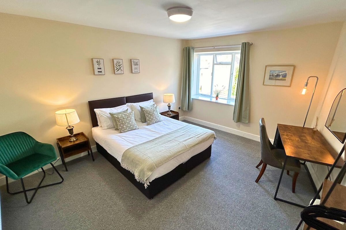Suite | Desk, laptop workspace, free WiFi, bed sheets