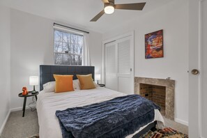 6 Schlafzimmer, Schreibtisch, Bügeleisen/Bügelbrett, Reisekinderbett