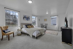 6 Schlafzimmer, Schreibtisch, Bügeleisen/Bügelbrett, Reisekinderbett