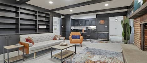 Smart TV, chimenea y libros