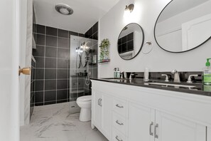 Dusche, Haartrockner, Handtücher, Seife