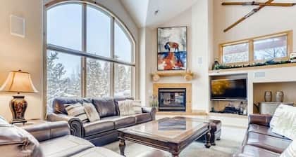 Perfect For Your Family Vacay With Private Hot Tub! 4 Bedroom Home by RedAwning