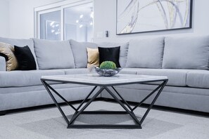 TV connectée, table de tennis de table, chaîne hi-fi