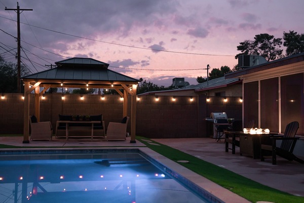 Een buitenzwembad en een verwarmd zwembad