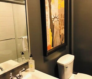 Toallas, jabón, papel de baño 