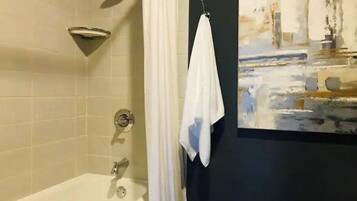 Toalhas de banho, sabonete, papel higiênico