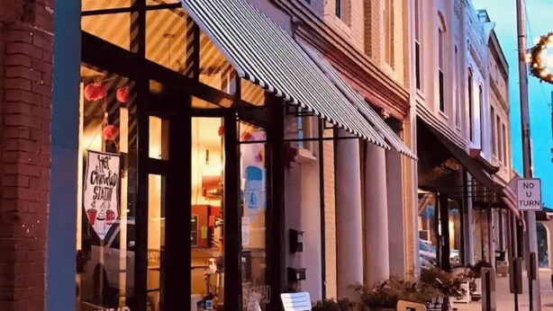 Un bâtiment doté d’une grande vitrine, d’une enseigne indiquant « Buckhead Coffeehouse » et d’un panneau « Interdiction de faire demi-tour ».