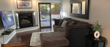 Smart TV, chimenea y bocina smart