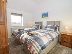 4 bedrooms, individually decorated, individually furnished, free WiFi - Yr Hen Feudy (Moelfre)