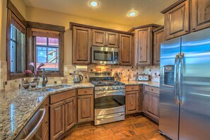 House, 4 Bedrooms | Private kitchen | Fridge, oven, coffee/tea maker