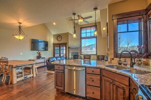 Maison, 4 chambres | Cuisine privée | Réfrigérateur, un four, cafetiÚre-théiÚre