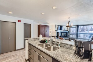 Condo, 1 habitación | Cocina privada | Refrigerador, horno y cafetera y tetera 