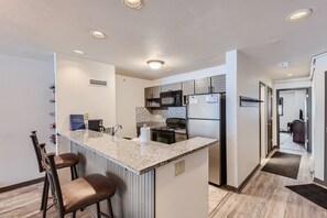 Condo, 1 habitación | Cocina privada | Refrigerador, horno y cafetera y tetera 