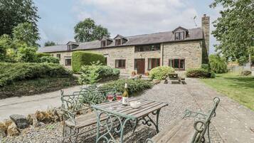 Cottage | Outdoor dining