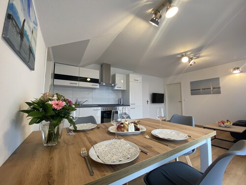 Ferienwohnung Lindau am Bodensee –Südbalkon, Parkplatz mit Wallbox & Fahrradraum