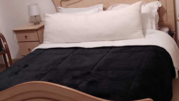 Apartemen Klasik | Selimut bulu angsa, tempat tidur Select Comfort, dan tirai kedap cahaya
