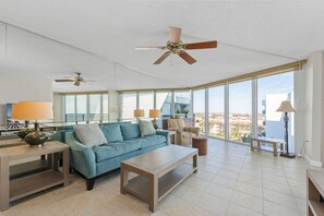 Condo (2 Bedrooms) | Vista frontal de la propiedad