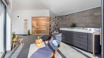 Villa (Six Bedroom Villa with Swimming Pool) | Indoor spa tub