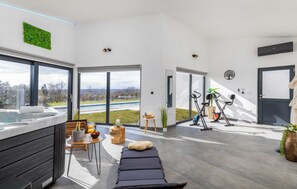 Villa (Six Bedroom Villa with Swimming Pool) | Indoor spa tub