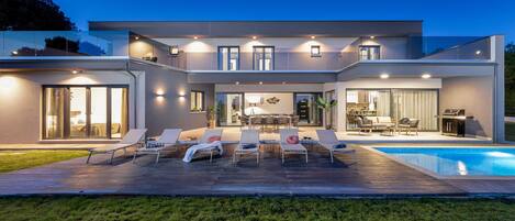 Villa (Six Bedroom Villa with Swimming Pool) | Exterior