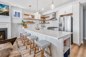 Fridge, oven, stovetop, dishwasher