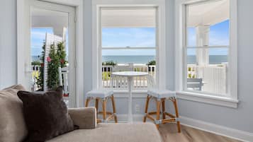 Älytelevisio, takka, pöytätennispöytä