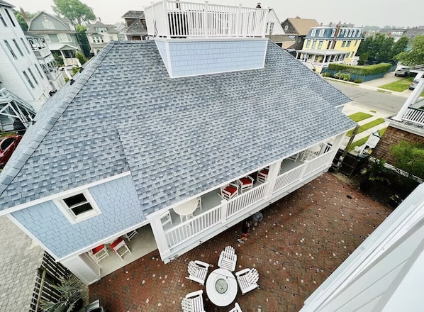 Outdoor dining - The Little Kahuna at Ohana Beach Club Cottage (Cape May)