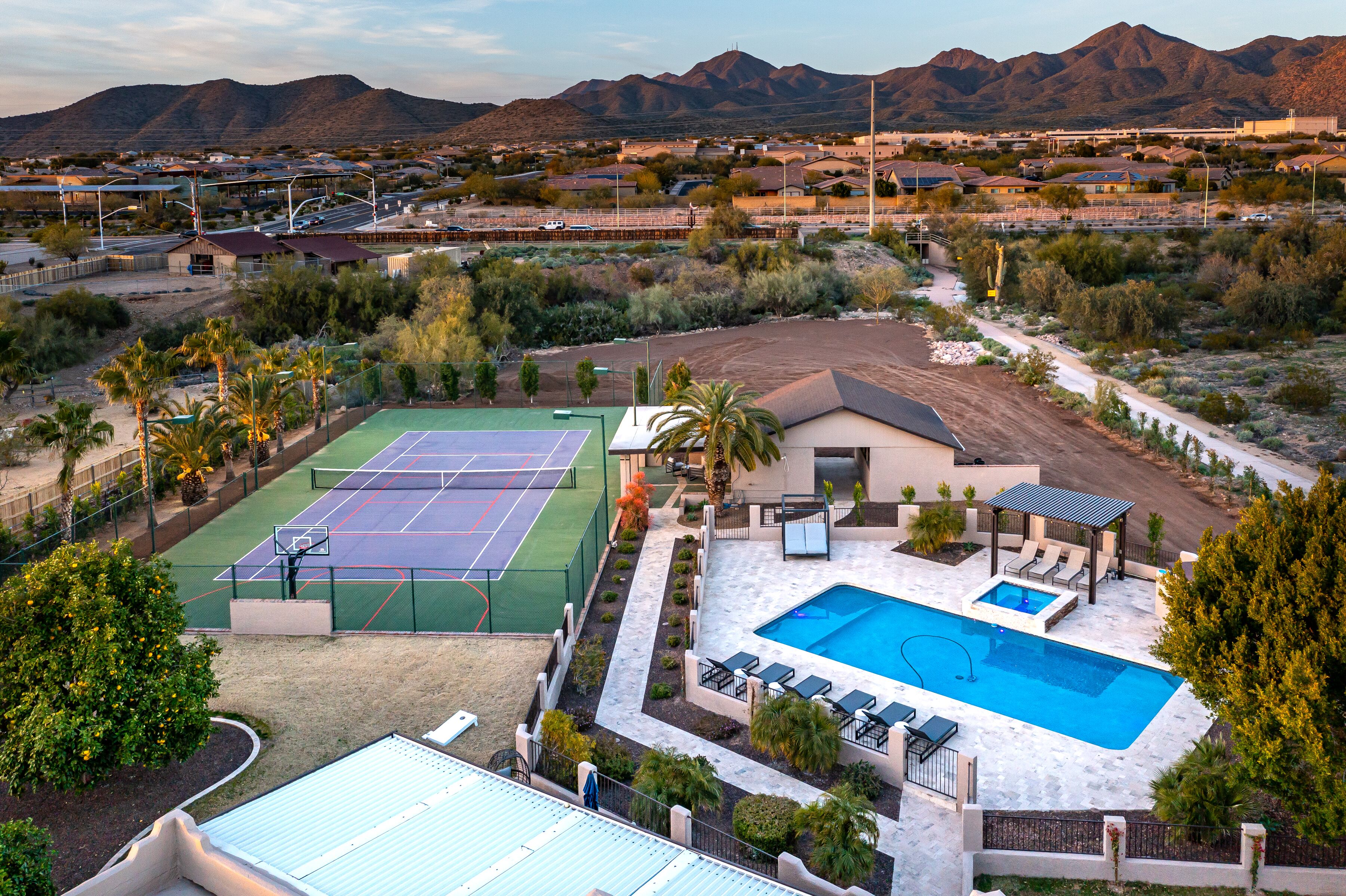 Amazing views, private sports court, entertainers' getaway at Royal Peaks