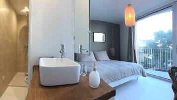 6 bedrooms, WiFi, bed sheets