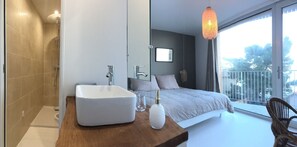 6 bedrooms, WiFi, bed sheets