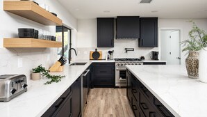 Kaffetrakter/tekoker, kjøleskap, mikrobølgeovn og ovn