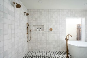 Duschwanne, Haartrockner, Handtücher, Toilettenpapier