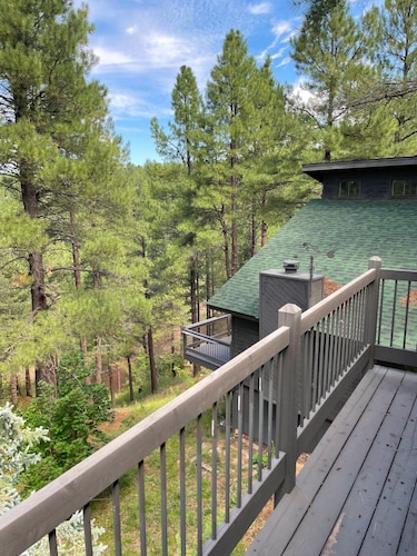 Mountain Pines Cottage Guest House over Garage on Quiet Cul-de-sac + Hot Tub!