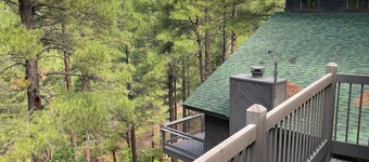 Mountain Pines Cottage Guest House over Garage on Quiet Cul-de-sac + Hot Tub!