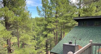 Mountain Pines Cottage Guest House over Garage on Quiet Cul-de-sac + Hot Tub!